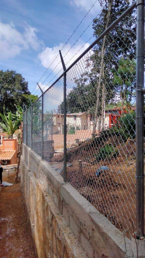 Enmallado perimetral con alambre de púas