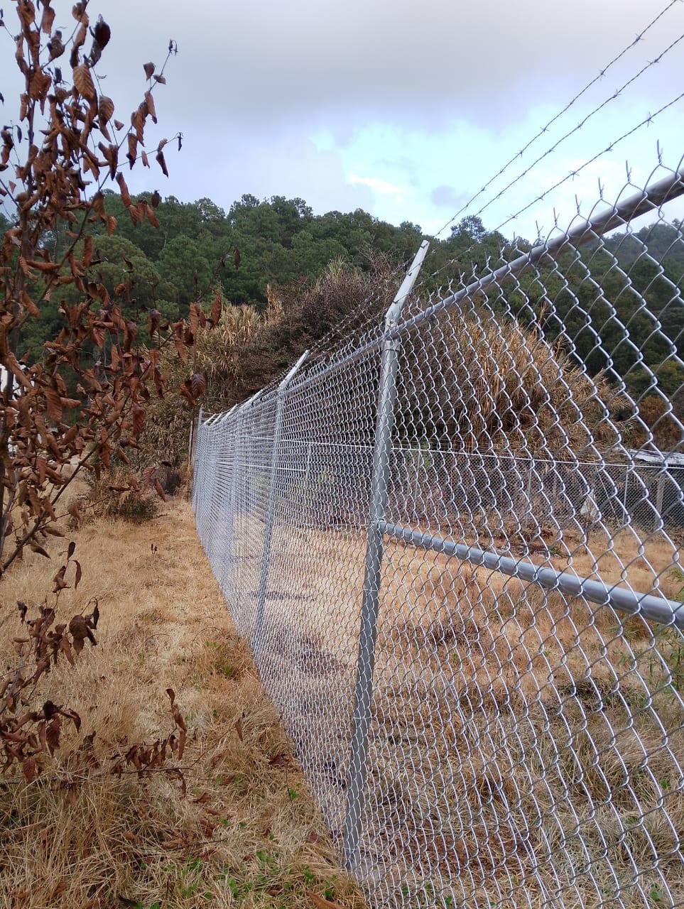 Malla ciclón instalada para delimitar un terreno